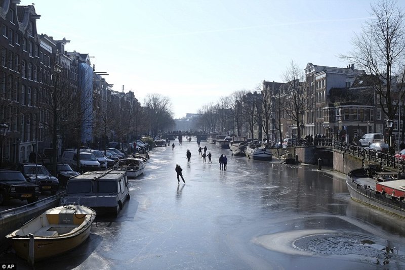На прошлой неделе в ряде стран Европы держалась аномально холодная погода: в некоторых странах температура воздуха опускалась до -29 градусов. Пожалуй, морозы обрадовали только жителей Нидерландов - каналы Амстердама превратились в огромный каток!