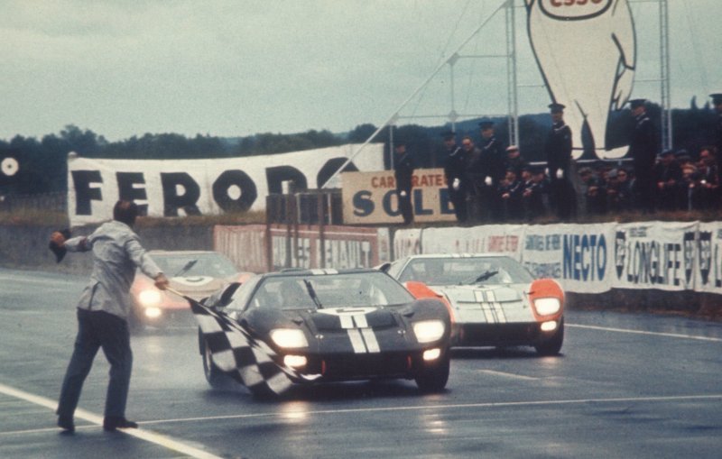 Самое знаменитое фото гоночных Ford GT: финиш 24-часовой гонки в Ле-Мане 1966 года, когда весь подиум заняли гонщики Ford