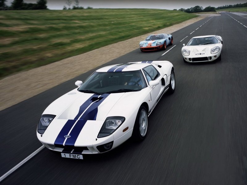 Новый Ford GT (2005-06 годов) на фоне Ford GT40 Mark I и Ford GT40 Mark III. Фото позволяет сравнить, насколько Mark III отличался от гоночной машины внешне — по сути, даже автомобиль 2000-х годов больше похож на Mark I