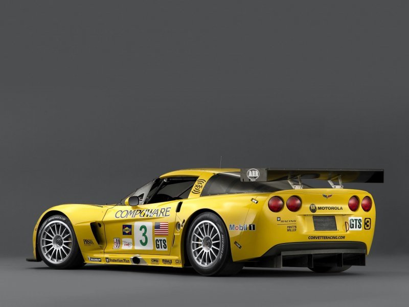 Встреча поколений: как гоночные Corvette двух эпох встретились на трассе