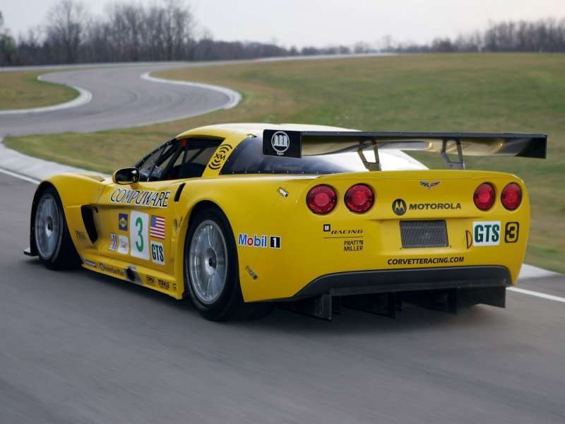 Встреча поколений: как гоночные Corvette двух эпох встретились на трассе