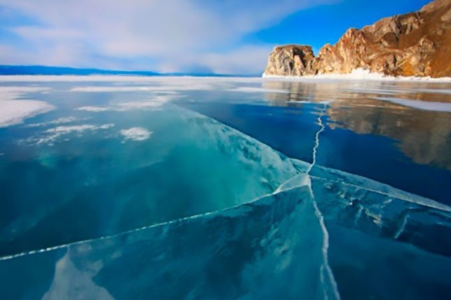 Зимний Байкал - это голубой лед в марте