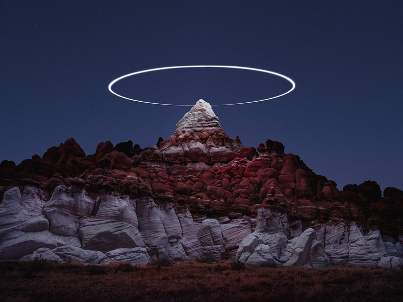 Световые пути дронов над горными ландшафтами в фотографиях на длинной выдержке