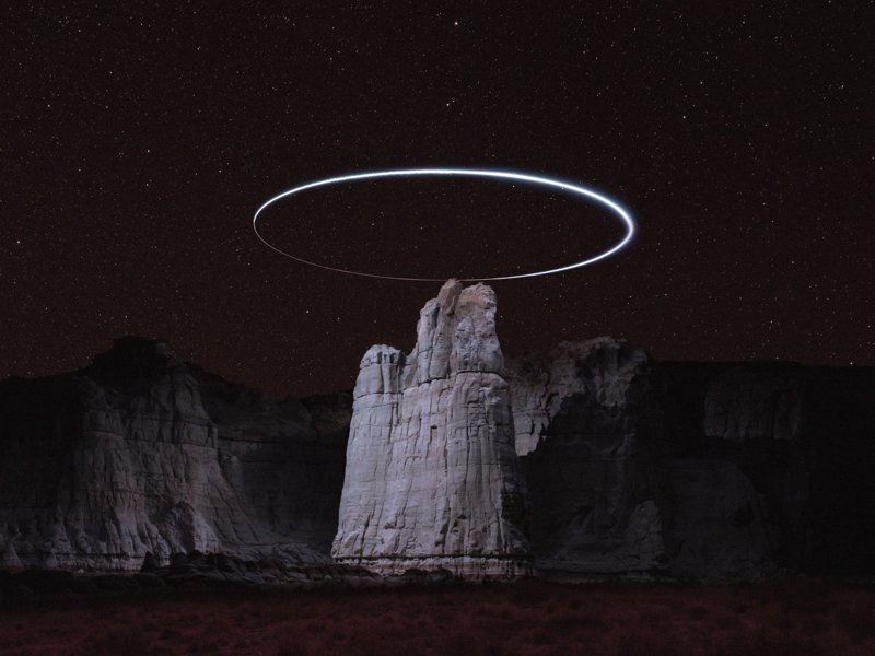 Световые пути дронов над горными ландшафтами в фотографиях на длинной выдержке