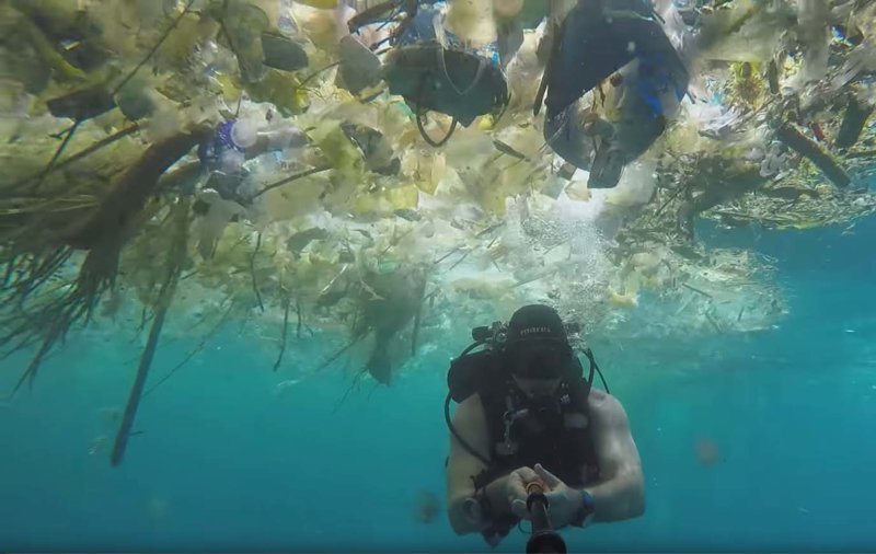 Дайвер запечатлел на видео, как плавают сквозь слои мусора на Бали
