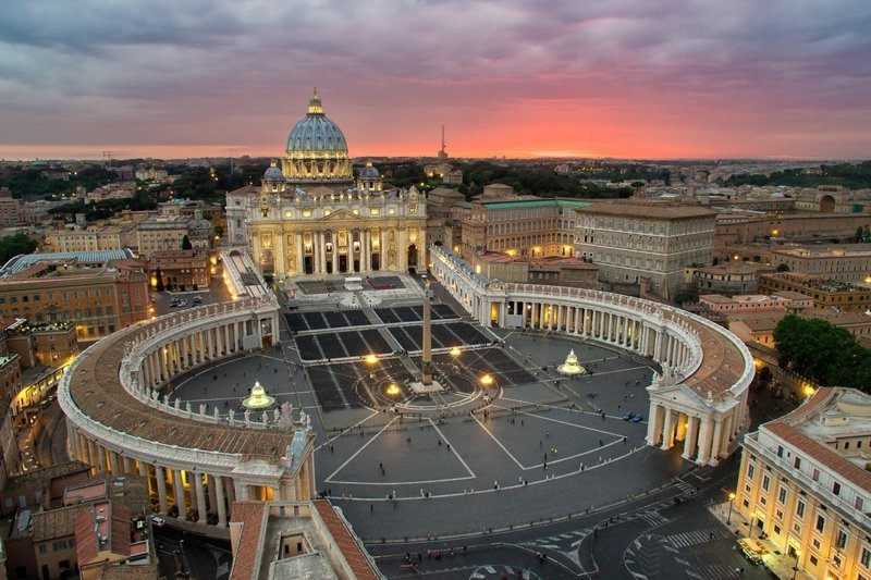Мужчина из эскорта отправил в Ватикан тысячестраничное досье на священников-геев
