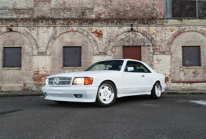 Теперь, более чем 30 лет спустя с момента создания, этот Mercedes-Benz 560 SEC AMG выставлен на продажу на аукционе RM Sotheby's в Форт-Лодердейле в апреле этого года. Когда продажа совершится, мы не будем удивлены, если увидим шестизначную cevve, ка