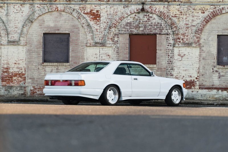 То, что вы видите на фотографиях – это Mercedes-Benz 560 SEC 6.0 AMG 1986 года с широким кузовом, который считается одним всего пятидесяти выпущенных.