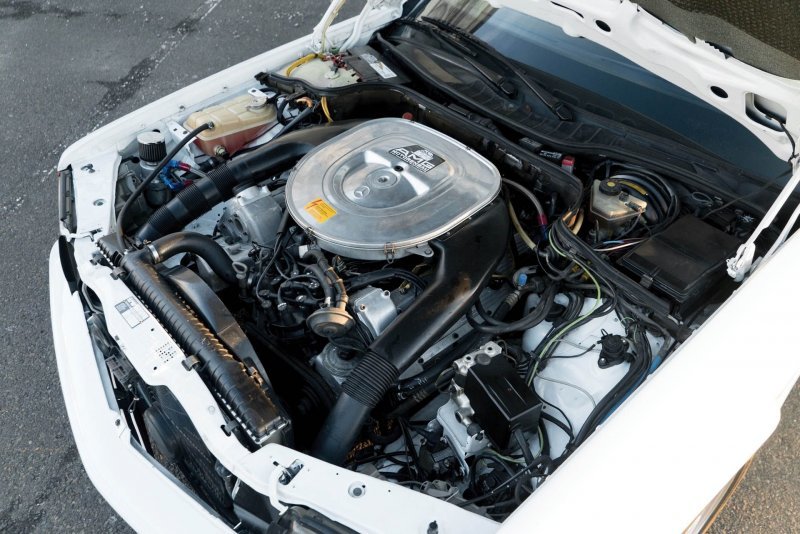 Версия, доработанная ателье АMG, получила расширение 5,6-литрового двигателя V8 Daimler до более мощной 6,0-литровой версии, которая выдает 385 лошадиных сил. Это было больше, чем у Lamborghini Countach того времени.
