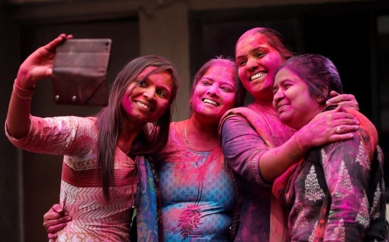 Разноцветные люди в Ахмадабаде, Индия.