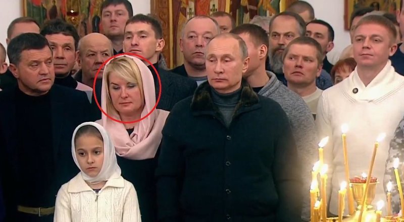 Блондинка, которую Путин поцеловал в "Лужниках"