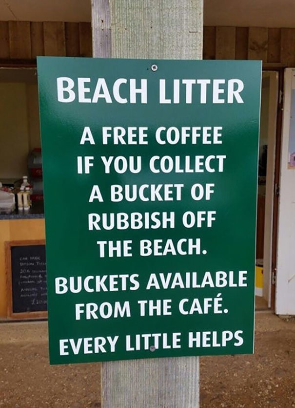 Пляжное кафе предлагает бесплатный кофе любому, кто соберет на пляже ведро мусора. Ведро можно получить в кафе