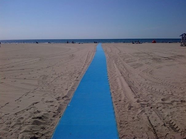 По этой дорожке через пляж к морю легко подъедет и детская, и инвалидная коляска