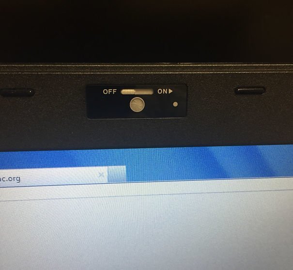 С помощью специальной кнопки на ноутбуке можно закрыть глазок вебкамеры