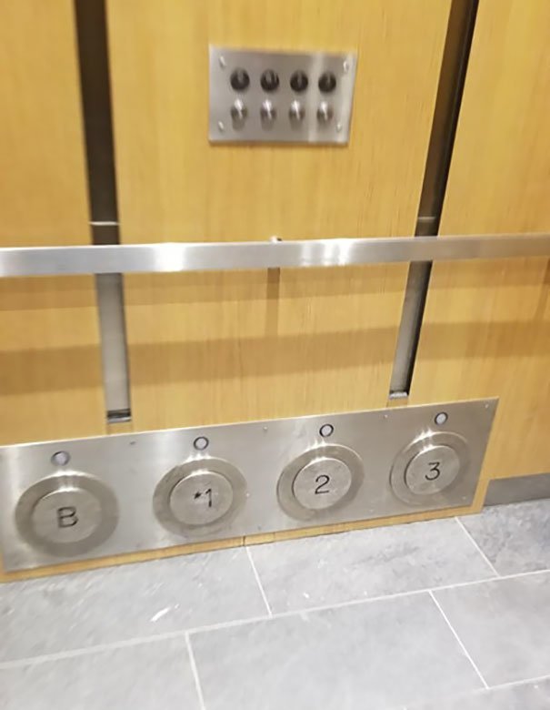 Лифт с дублирующими кнопками, которые можно нажать ногой - например, если руки заняты