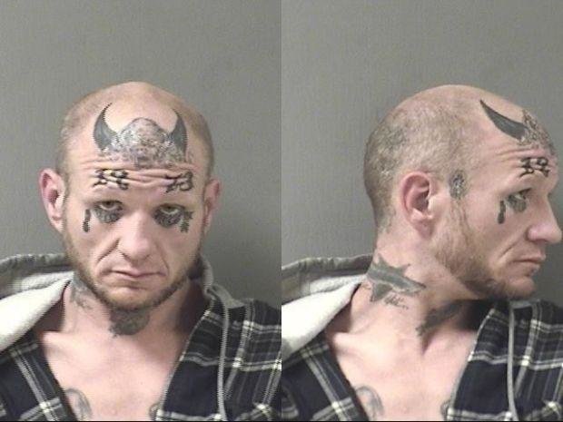Преступник с татуировками на лице