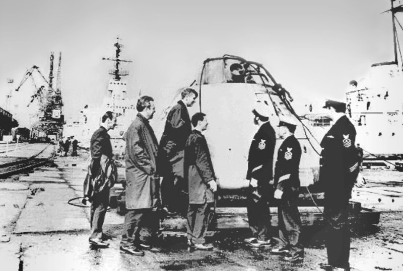 Передача капсулы Apollo в порту Мурманска американским морякам