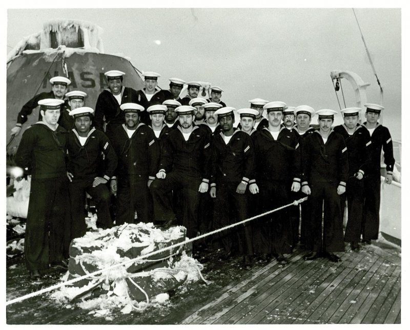 Члены экипажа "Southwind" на фоне капсулы