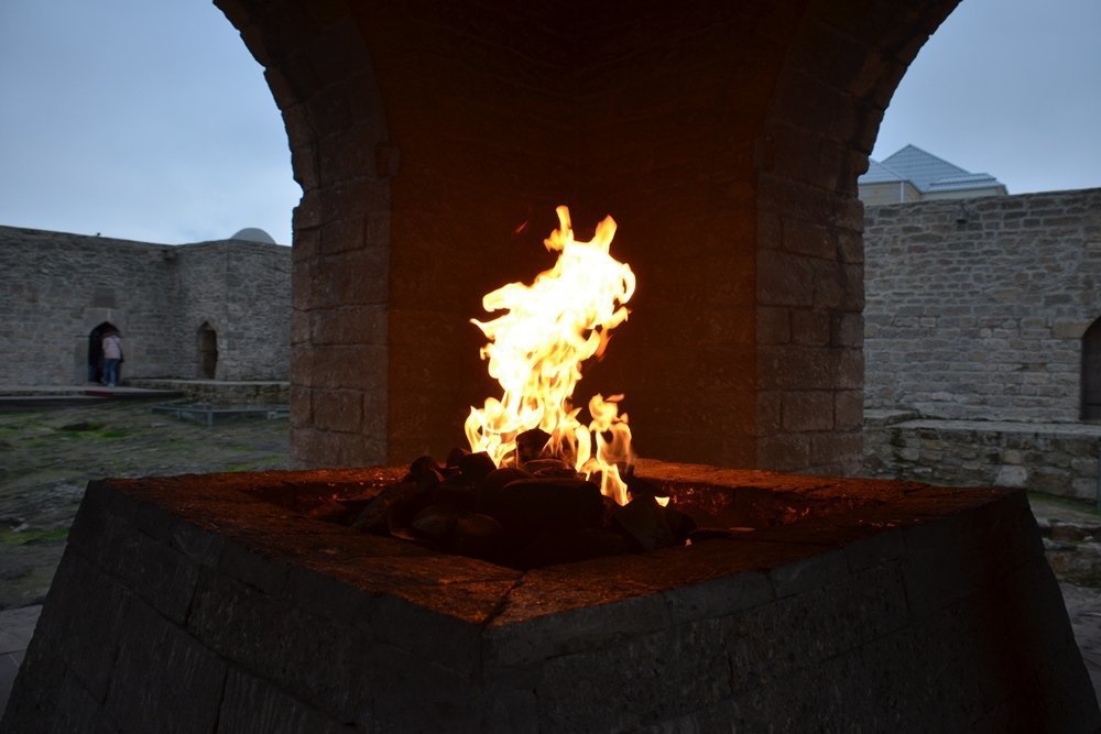 Fire temple. Храм огня Атешгях. Азербайджан храм огнепоклонников. Зороастрийский храм Атешгях. Храм огня Атешгях в Азербайджане.