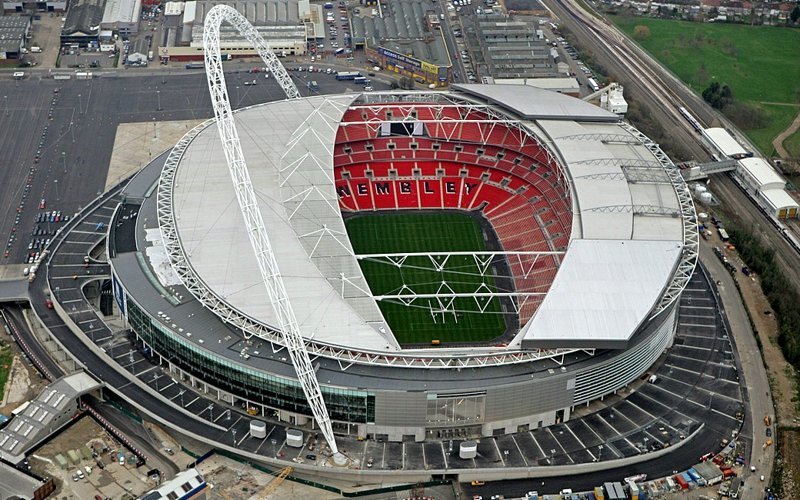 Футбольный стадион Уэмбли в Англии создан только для игр, тренировки на нем запрещены. 
