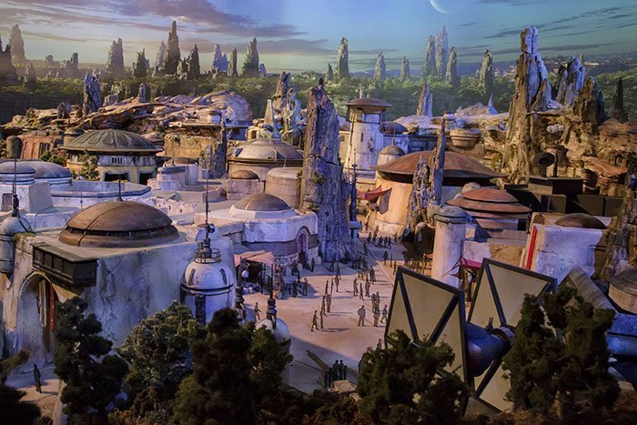 Студия "Дисней" откроет два тематических парка, посвященных "Звездным войнам"