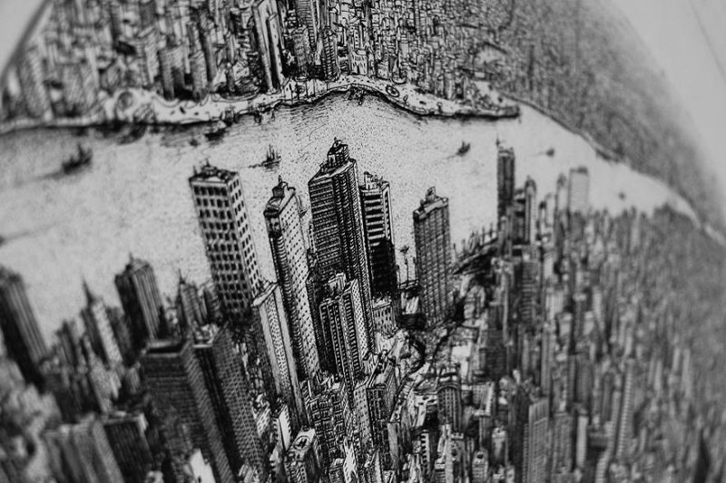 Недавно Хоссам нарисовал картину с изображением Нью-Йорка на листе бумаги размером 70*100 см. На завершение рисунка чернилами ему потребовалось 10 месяцев.