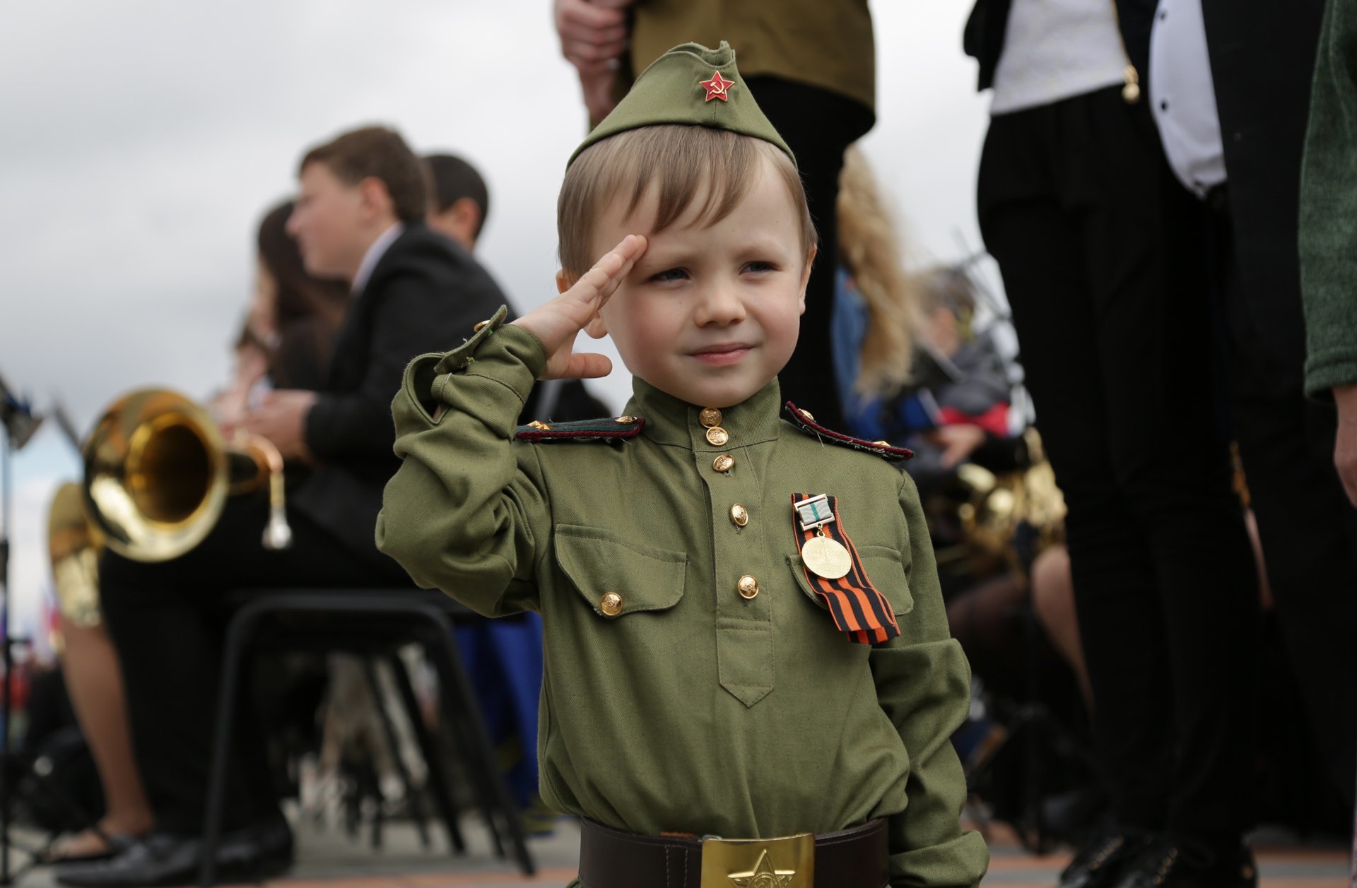 Дети на дне победы фото. Дети в военной форме. Дети на 9 мая в военной. Школьники в военной форме. Мальчик в форме.