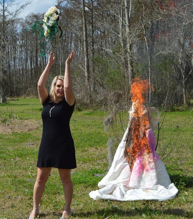 Сожгла платье