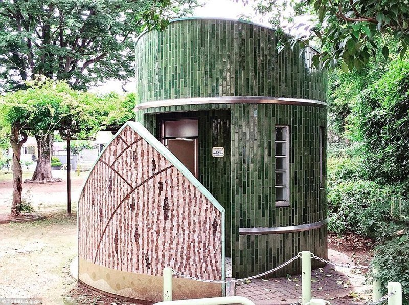 Мозаичный парковый туалет в районе Сигунами