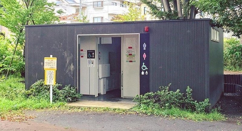 Туалет, переделанный из грузового контейнера, в парке Футацубаси