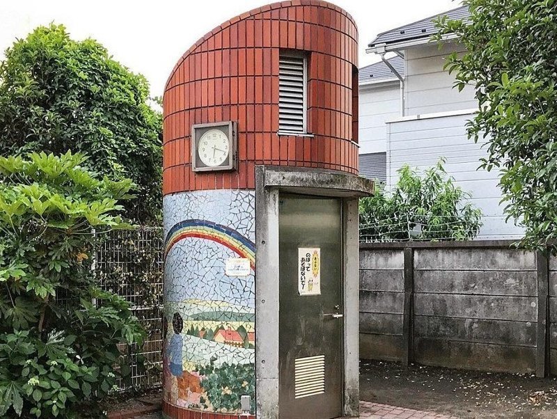 Мозаичный туалет на Сигунами-ку