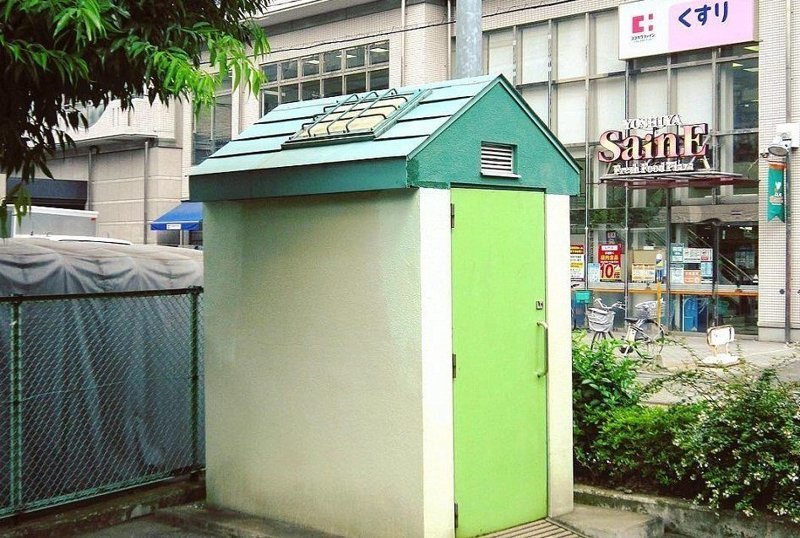Туалет на детской площадке в районе Тошима