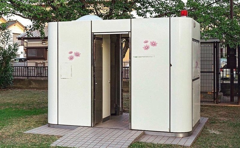 Технологии и цветы: туалет в парке Даичи