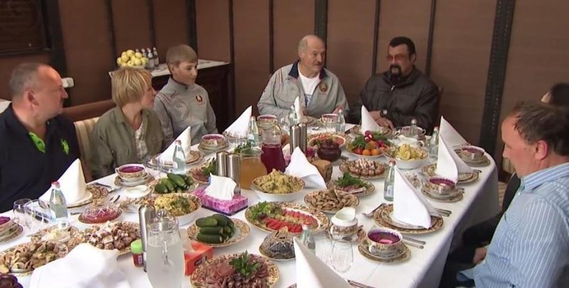 5. Лукашенко угощает Сигала в неофицальной обстановке