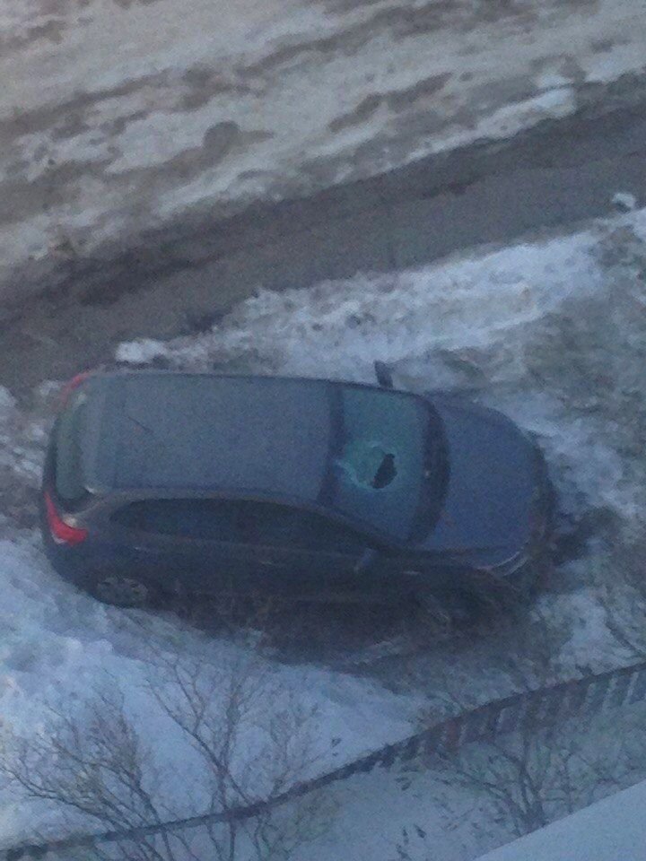 Кирпичом в лобовое: в Ульяновске припарковали машину на тротуаре под окнами многоэтажки
