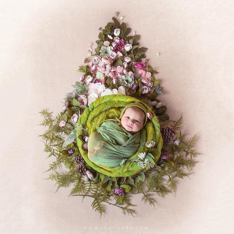Она фотографирует младенцев в центре мандалы, переосмысливая сакральное изображение