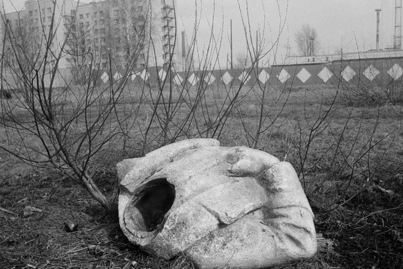 Разрушенная статуя Сталина в Ленинграде 