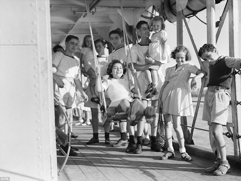 Британские дети, освобожденные из японских лагерей для интернированных в Шанхае, Китай, на борту HMS Belfast в октябре 1945 года