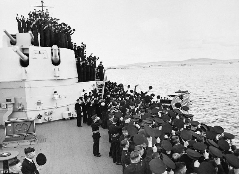 На борту "Белфаст" после визита короля Великобритании Георга VI