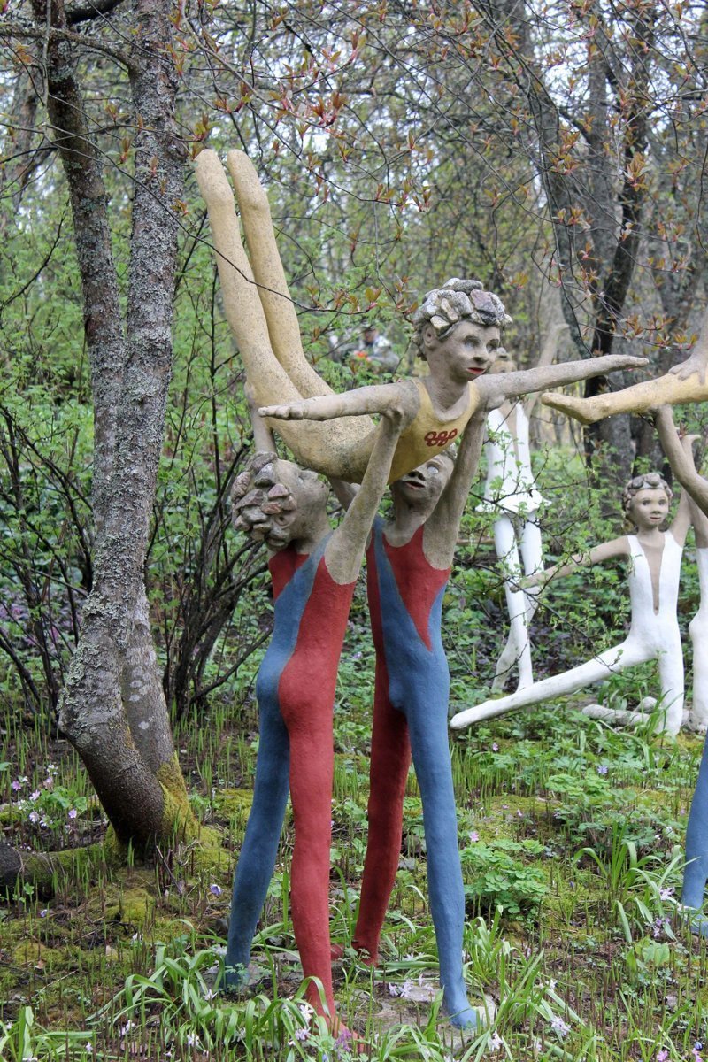 Таинственный лес потусторонних скульптур