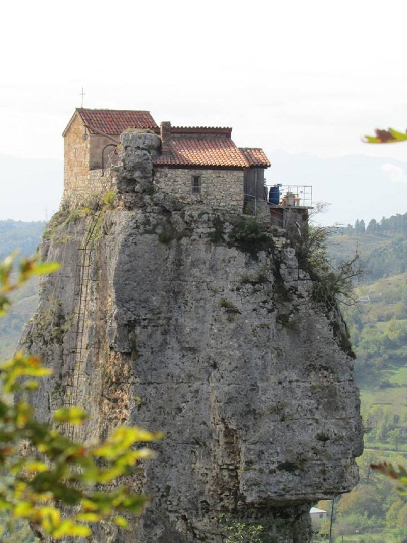 Столп Кацхи: удивительная церковь на неприступной скале в Грузии