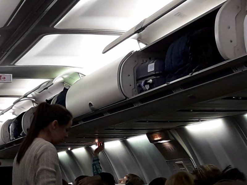Зачем лезут в самолет с чемоданами