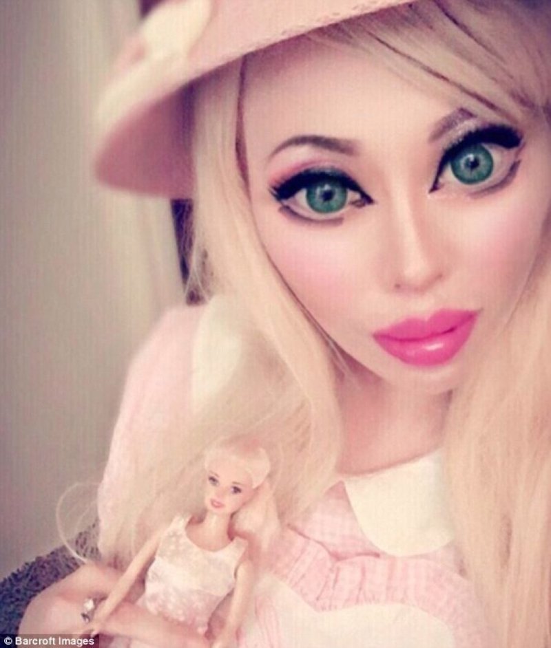 30-летняя жительница Лос-Анджелеса уже несколько лет пытается приблизиться к образу любимой куклы