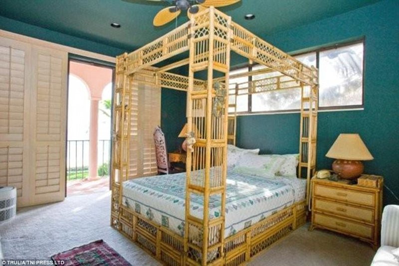 Все спальни обставлены деревянной мебелью, из каждой есть выход на небольшой балкон