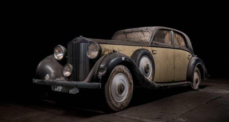 Вторым стал Rolls-Royce с кузовом работы Franay, ранее принадлежавший британскому политику Филиппу Сассуну и выставлявшийся на Парижском автосалоне в 1937 году.