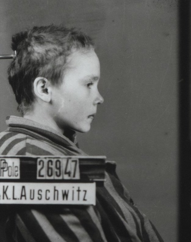 Эти портреты юной узницы сделал Вильгельм Брассе, также заключенный Освенцима