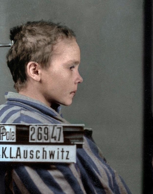 Эти портреты юной узницы сделал Вильгельм Брассе, также заключенный Освенцима