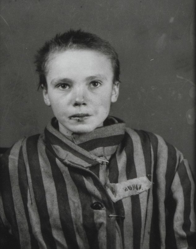 14-летняя Чеслава Квока вместе с матерью были отправлены из родного дома в Замосцье, Польша, в Освенцим в декабре 1942 года