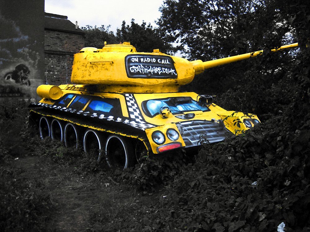 Tank tuning. Граффити танк т-34. Т34-85 в Лондоне. Желтый танк. Желтые танки.