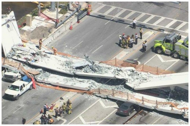 В Майами рухнул пешеходный мост